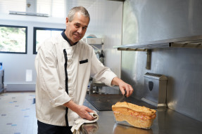 Le chef en cuisine ! ©ALBilloux_StudioC