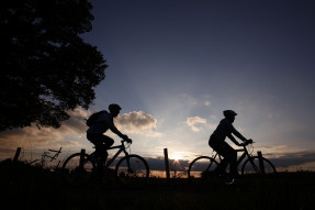 Cyclotourisme au milieu des prés