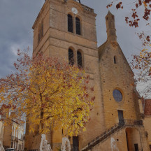 Même sous un ciel d’automne, la Tour Saint-Nicolas garde tout son charme.