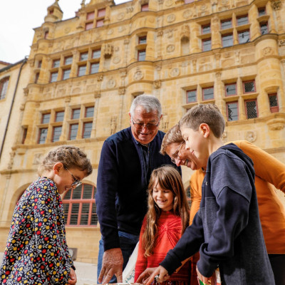 Jeu de piste : La Mission Fil d’Or

Partez à la découverte de la ville autrement avec une aventure à vivre en famille !
Chaque nuit, les vilains sortent de leur cachette pour voler l’or de la ville…
Saurez-vous les arrêter ? 

Formez votre équipe et munissez-vous du sac de mission pour résoudre les énigmes et mener l’enquête ?

 Tarif : 15 
 Disponible à l’Office de Tourisme sans réservation 
DSL.71-G.ROBERT-FAMY