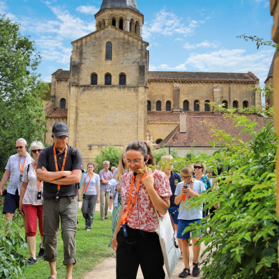 Connaissez-vous vraiment Paray-le-Monial ?

Partez à la découverte de ses trésors avec nos visites guidées !
Basilique, cloître, centre historique et même quelques œuvres du musée du Hiéron vous dévoilent leurs secrets...

 Les dimanches de mai, juin et septembre / Tous les jours en juillet et août
 Départ à 14h
 Office de Tourisme de Paray-le-Monial
 Tarifs : 6 / réduit : 3/ Gratuit - 12 ans
Réservations au 03 85 81 10 92 ou contacttourisme-paraylemonial.fr