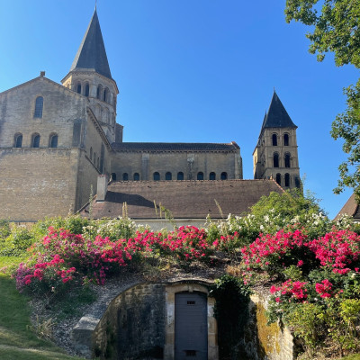 ? L'été s'installe à Paray-le-Monial !
Balade au bord de la Bourbince, terrasses animées, patrimoine qui rayonne sous le soleil… la belle saison, c'est encore plus beau ici.