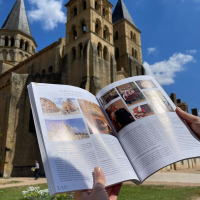 Bienvenue dans notre pellicule du mois de juin ?
Parution dans le MasterChef Magazine
Tournage d’un réel avec les Amis de la Musique en CBB
Réception des éventails en boutique
Nouvelles tasses en vente, avec les illustrations de lefusainbleu
L’assemblée générale de l’Office de Tourisme