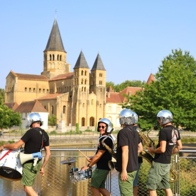 Bienvenue dans notre pellicule du mois de juillet
1. Fanfare “Les 5 fantastiques” dans le centre historique
2. Les marchés du cloître
3. Concert de justmarriedband
4. La nuit blanche organisée par paray_ucia
5. Labellisation Destination d’Excellence
6. La visite insolite “ Paray en jeux”
7. Inauguration de l’exposition “Maison en métamorphose” à la Tour Saint-Nicolas