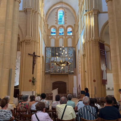 Bienvenue dans notre pellicule du mois d’août
1. Spectacle de feu au chevet de la basilique
2. Visite du Grand Orgue
3. Marché des créateurs
4. Visite “Paray en jeux”
5. Visite sur la thématique de la pierre S.Fourrier
6. Les incontournables sur le dernier marché du cloître
7. Visite guidée “Histoire et architecture clunisienne de la basilique” dans le cadre de la candidature Unesco des sites clunisiens