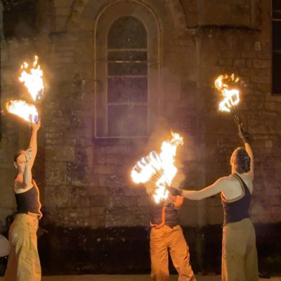 Bienvenue dans notre pellicule du mois d’août
1. Spectacle de feu au chevet de la Basilique
2. Visite du Grand Orgue
3. Marché des créateurs
4. Visite “Paray en jeux”
5. Les incontournables sur le dernier marché du cloître
6. Visite guidée “Histoire et architecture clunisienne de la basilique” dans le cadre de la candidature Unesco des sites clunisiens