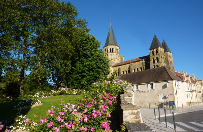 Vue de la Basilique depuis l'entrée du jardin