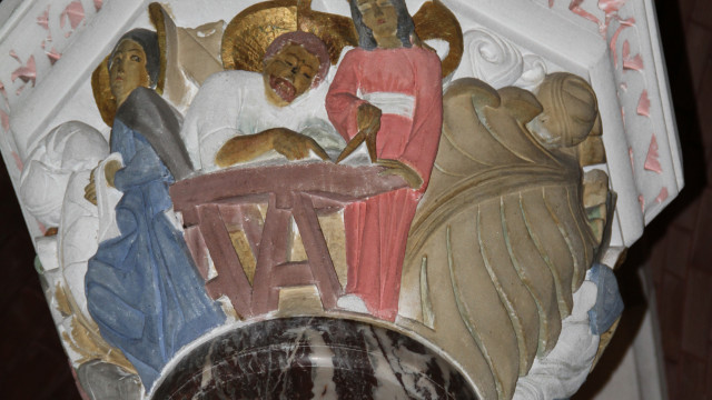 Chapiteau sculpté et peint